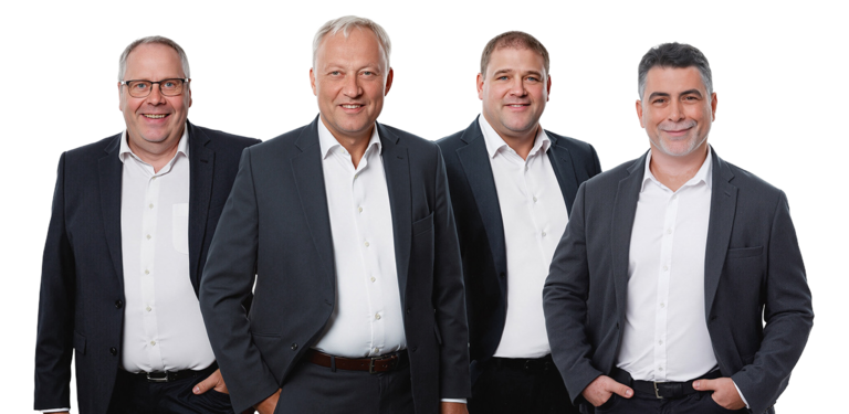 Die 4 Geschäftsführer und Vorstandsmitglieder von Westfalenland. Es handelt sich um 4 Männer in Anzügen mit weißen Hemden.