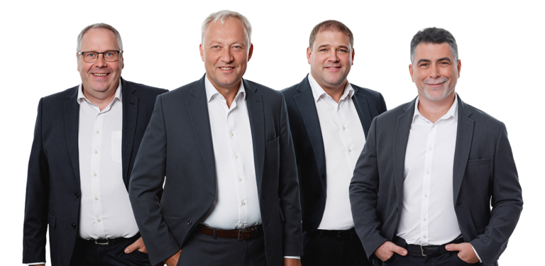 Die 4 Geschäftsführer und Vorstandsmitglieder von Westfalenland. Es handelt sich um 4 Männer in Anzügen mit weißen Hemden.