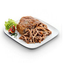 Gegartes Pulled Pork von WestFood, angerichtet auf einem weißen Teller. 