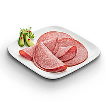 Landsalami von WestFood, angerichtet auf einem weißen Teller mit etwas Gurke und Salat. 