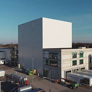 Ein Gebäude von Westfalenland aus der Ferne fotografiert. Es handelt sich um ein Lager. Es sieht ähnlich aus die ein großer Würfel ohne Fenster.