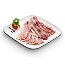 Roher Bacon von WestFood, angerichtet auf einem weißen Teller mit etwas Petersilie und Tomaten.