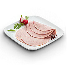 Jagdwurst von WestFood, angerichtet auf einem weißen Teller mit zwei Radieschen und einigen Kräutern.