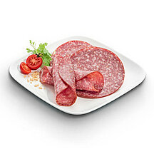 Katenrauchwurst von WestFood, angerichtet auf einem weißen Teller mit etwas Tomate und Salat.